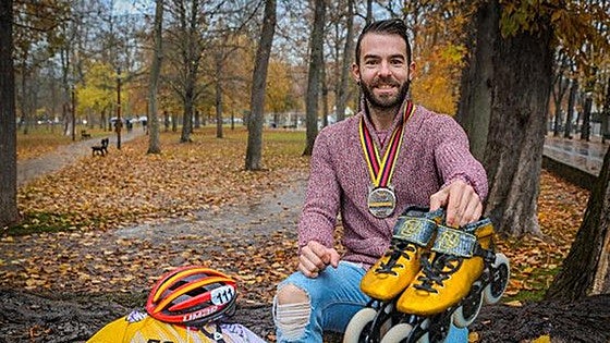 Patxi Peula y Aura Quintana acarician las medallas en el Campeonato del Mundo de patinaje de velocidad
