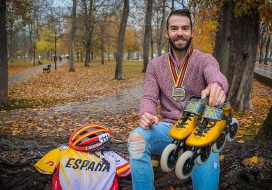 Patxi Peula, con su medalla de plata y el equipaje que lució en el Mundial de 2021 celebrado en Colombia.