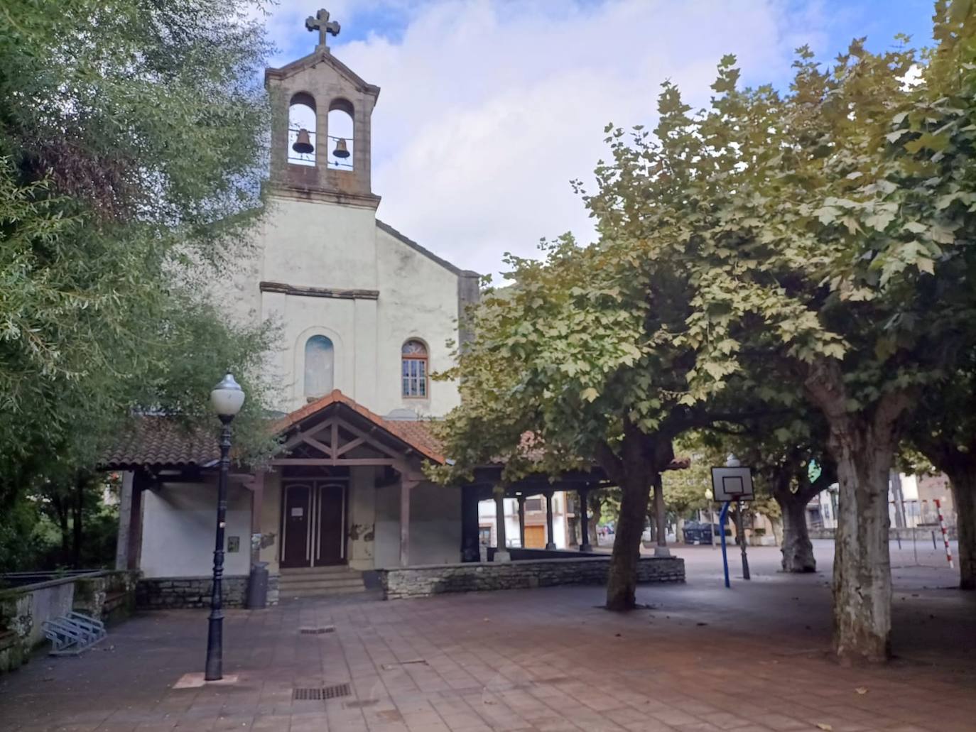 Iglesia de San Roque de El Regato, desde donde parte la marcha.