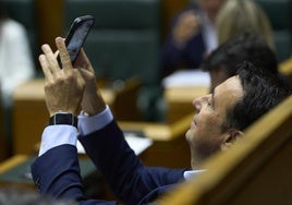 Mikel Torres saca una foto en la primera sesión de control al nuevo Gobierno