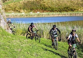 Imagen de una prueba ciclista a través de la zona alta de Trapagaran.