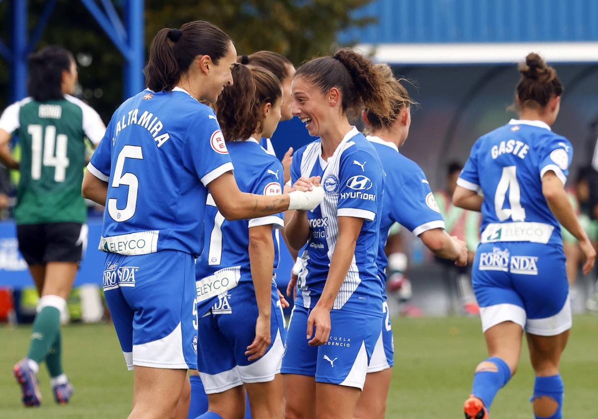 Jugadoras albiazules celebran uno de sus goles al Cacereño.