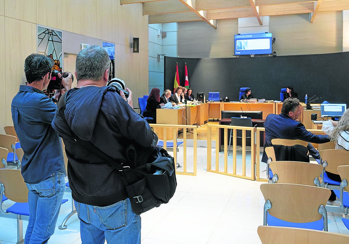 Imagen de la sala donde arrancó ayer el juicio en la Audiencia de Gipuzkoa. Debajo, retrato de la víctima, Aintzane Pujana.