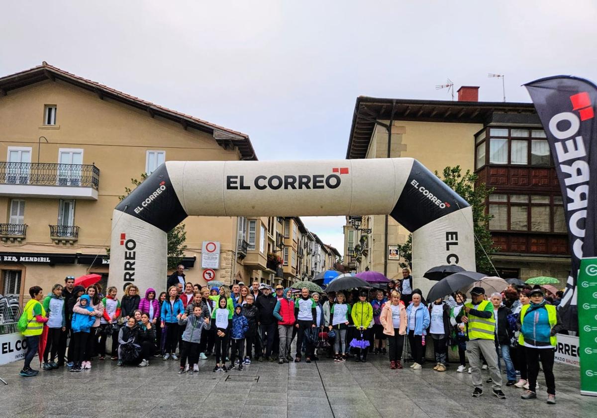 Todo el pueblo de Salvatierra se ha volcado en la marcha contra el cáncer.