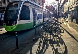 El tranvía a su paso por la calle General Álava.