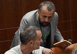 El director de Gogora, Alberto Alonso, de pie, y el parlamentario de EH Bildu, Julen Arzuaga.