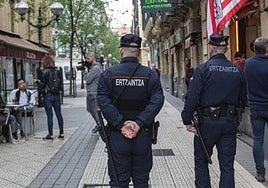 Dos agentes dela Ertzaintza coordinan la seguridad en los viajes del equipo