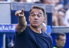 Luis García da instrucciones durante un partido del Alavés de esta campaña.