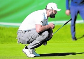 Jon Rahm lee las caídas en un green antes de golpear la bola con el putter, ayer en la segunda vuelta del Open de España.