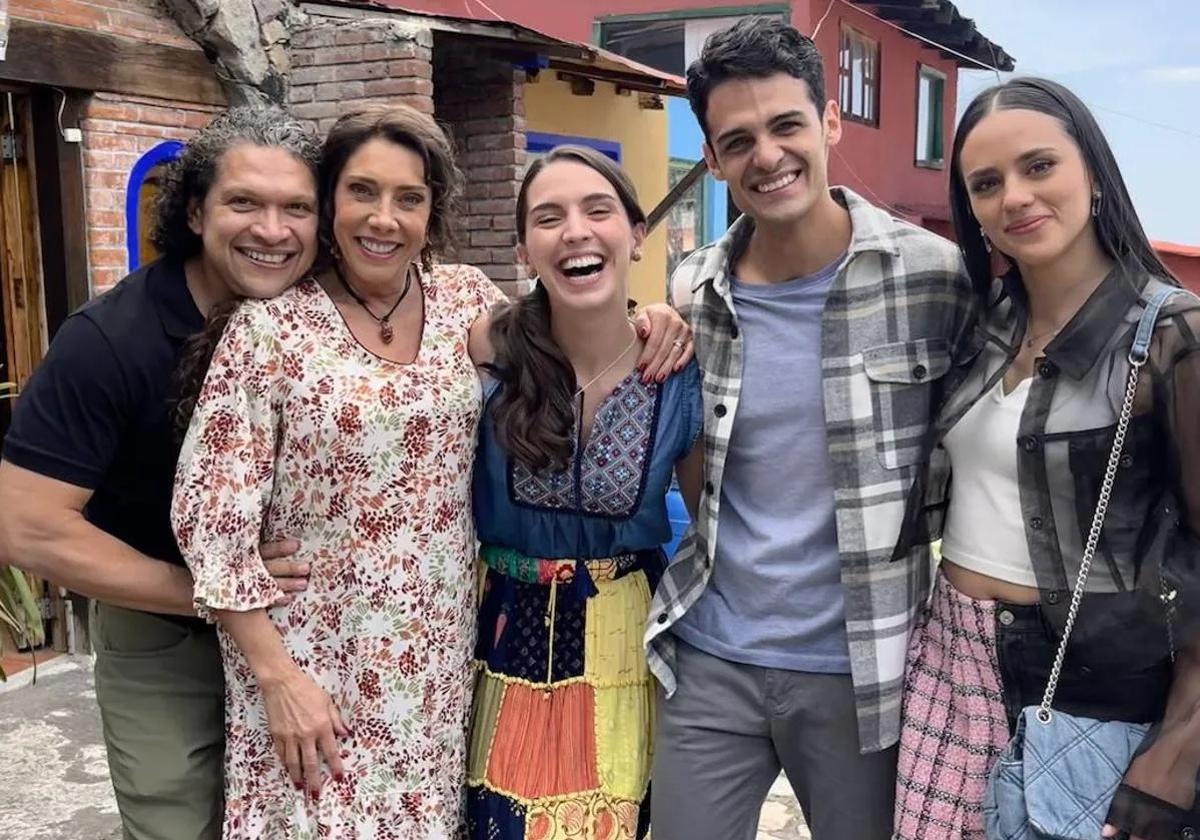 Katixa Mecerreyes, en el centro junto a la actriz Cynthia Klitbo y el resto de actores de la telenovela 'Minas de Pasión' durante un rodaje.