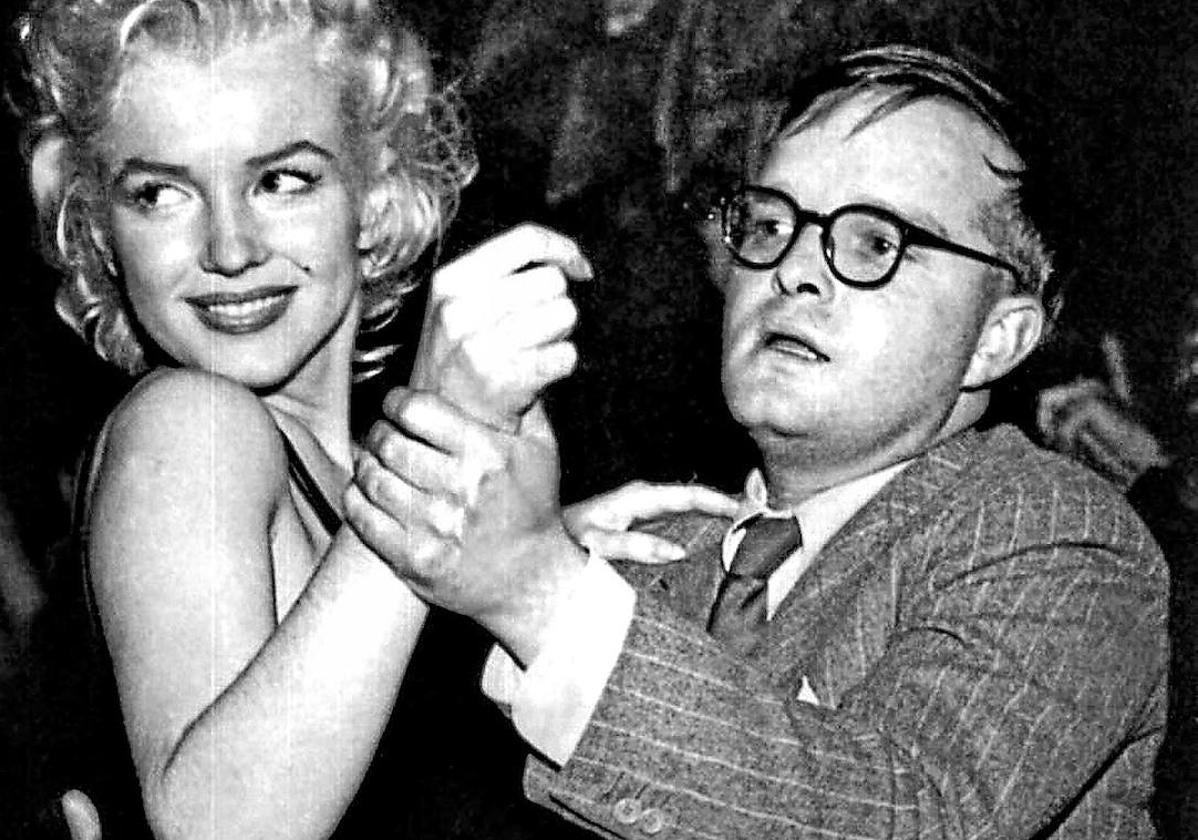 Truman Capote baila con Marilyn Monroe en 1960.