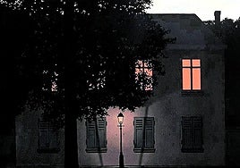 Magritte pintó 27 versiones de 'El imperio de las luces'.