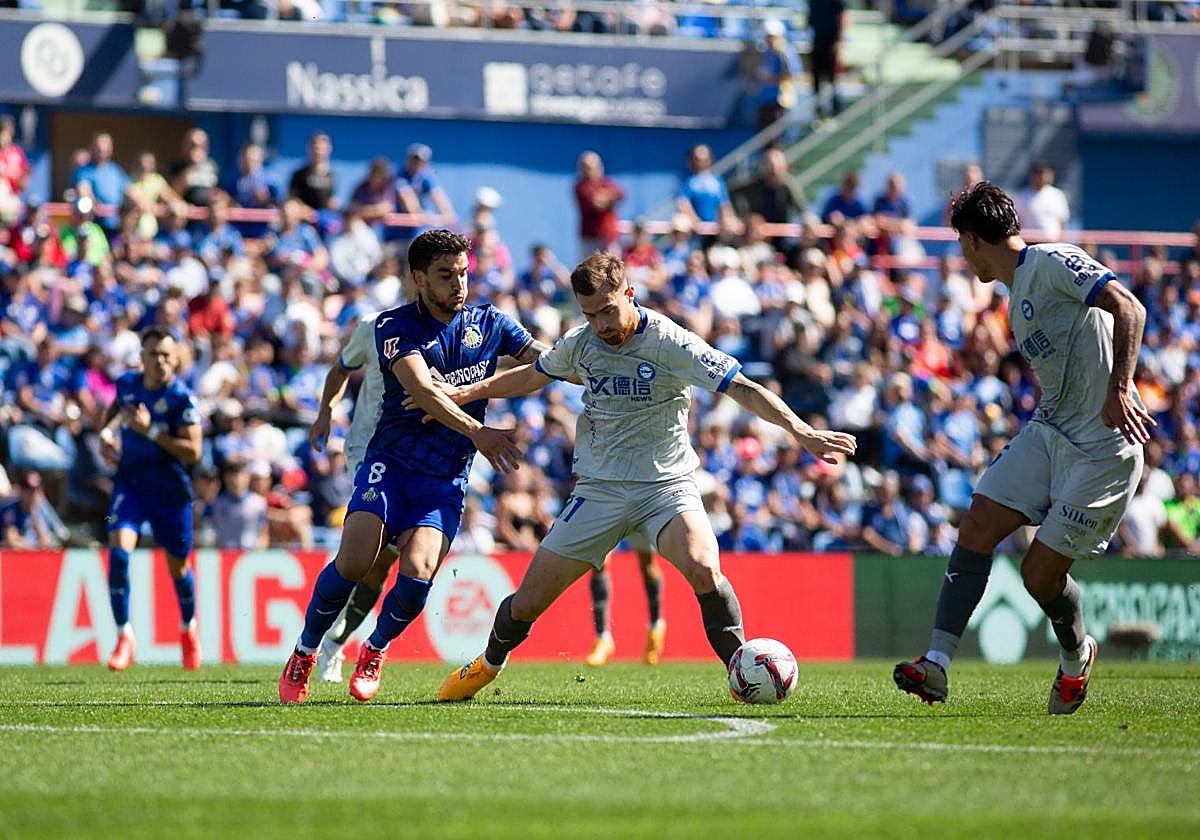 Toni Martínez pugna por un balón con Arambarri.