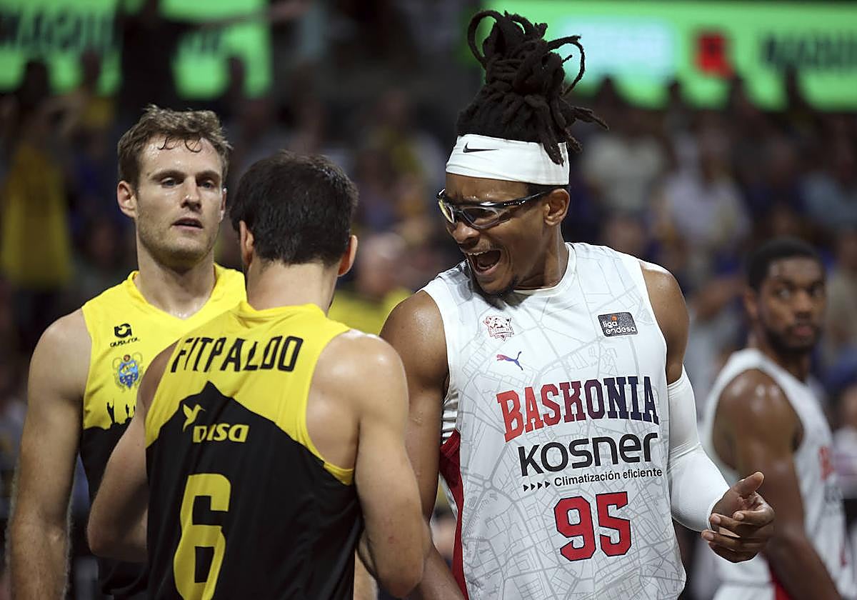 Moneke y Fitipaldo, durante el choque en La Laguna.