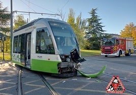 Descarrila el tranvía en José Achótegui tras colisionar con el BEI