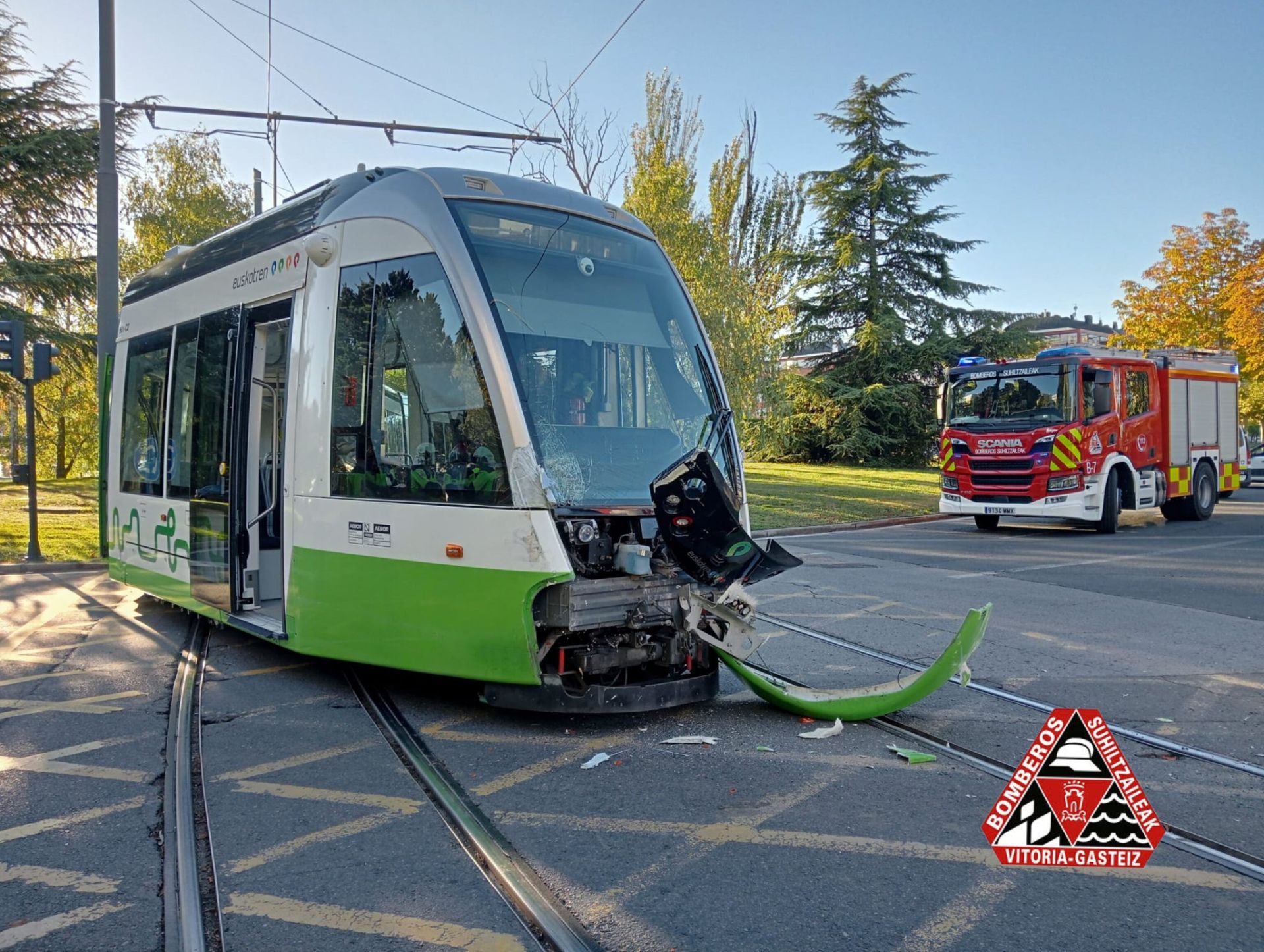 Descarrila el tranvía en José Achótegui tras colisionar con el BEI