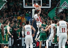 Donta Hall machaca la canasta del Zalgiris.