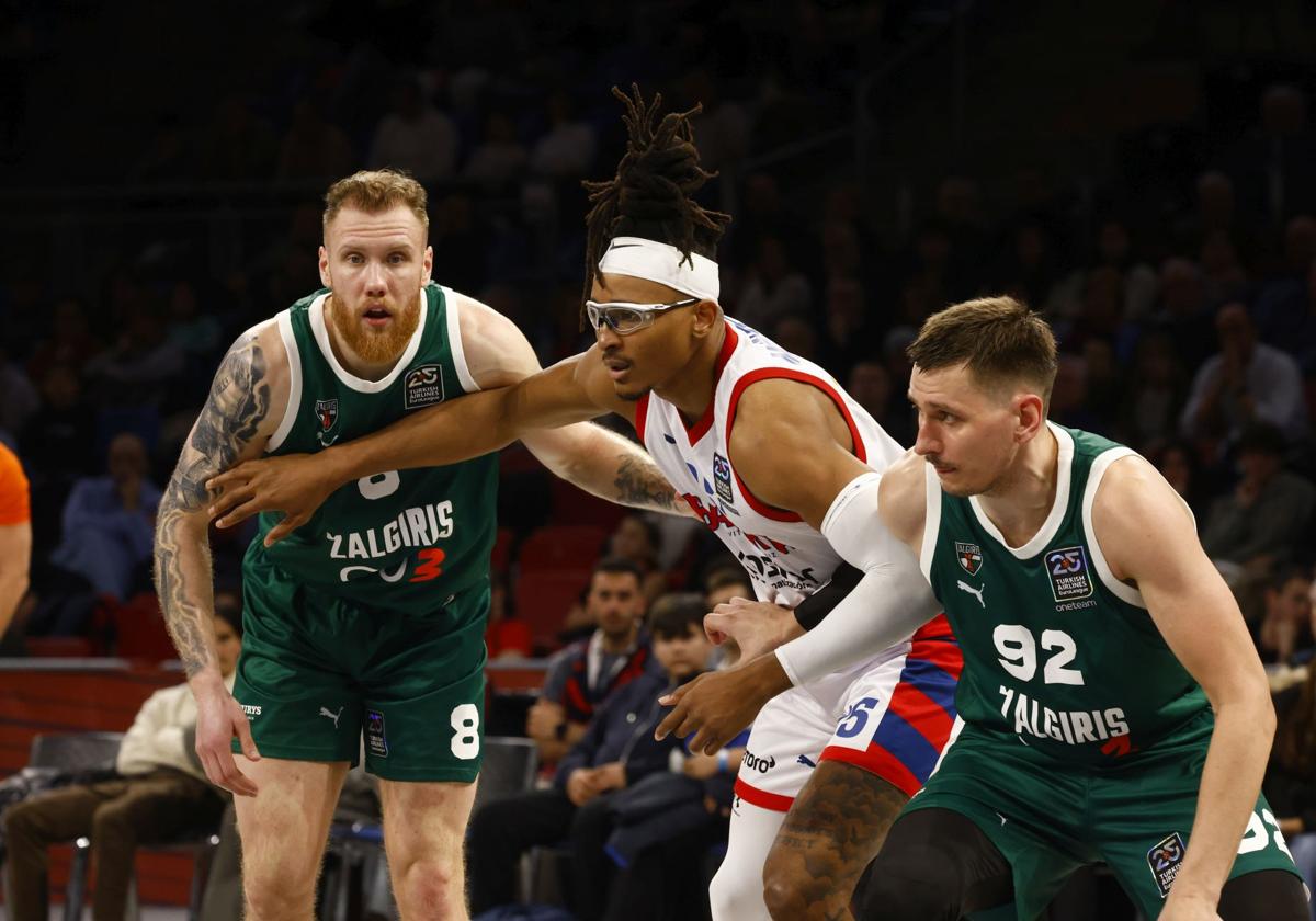 Moneke busca la posición entre Brazdeikis y Ulanovas.