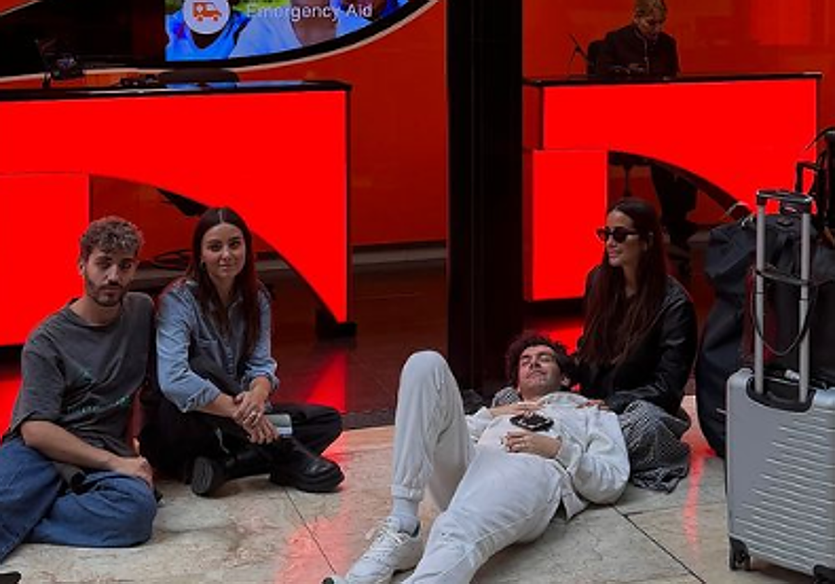 María Fernández-Rubíes, a la derecha de la imagen, se ha quedado sin acudir a la clausura del Zinemaldia.