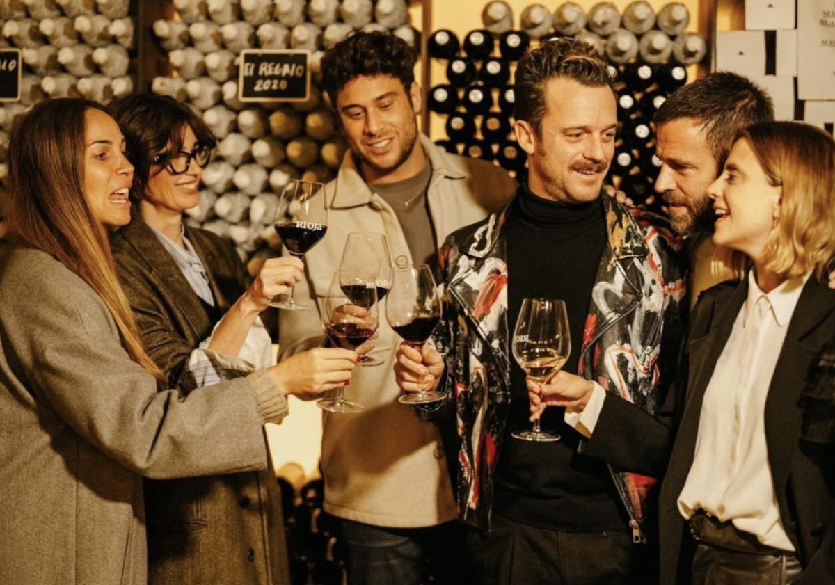 Imagen principal - La escapada de Nerea Garmendia con Paz Vega a las bodegas de Rioja Alavesa