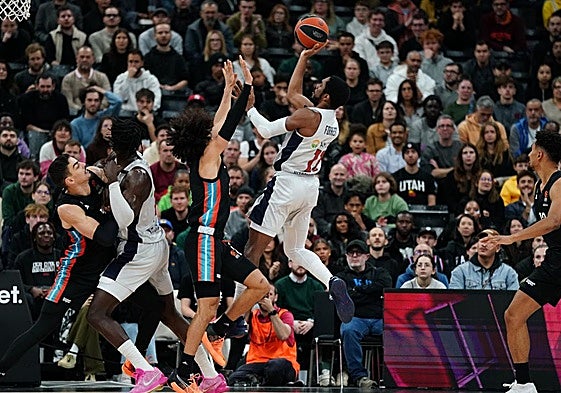 Forrest intenta el tiro ante un defensor.