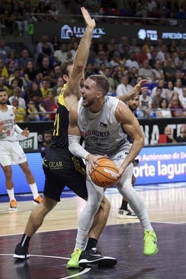 Sedekerskis, durante el duelo entre Tenerife y Baskonia.