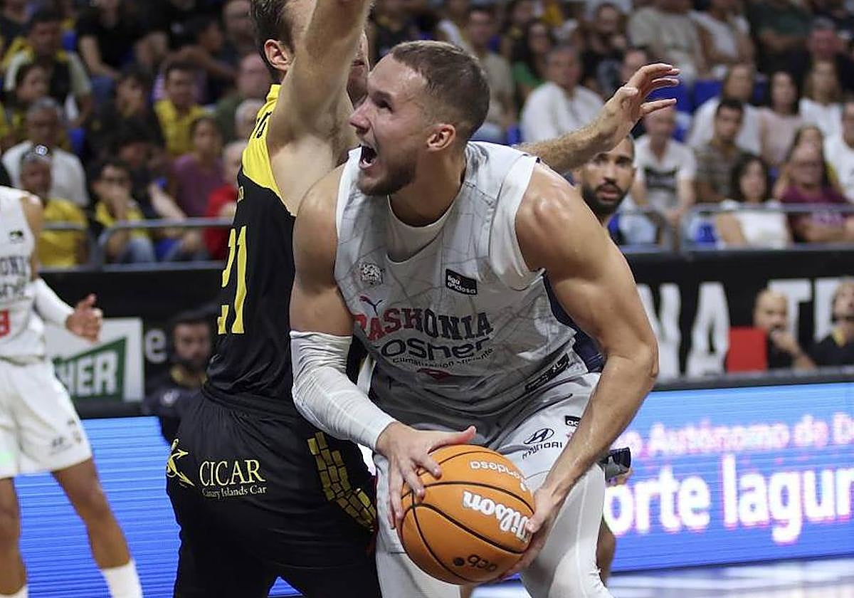 Sedekerskis, durante el duelo entre Tenerife y Baskonia.