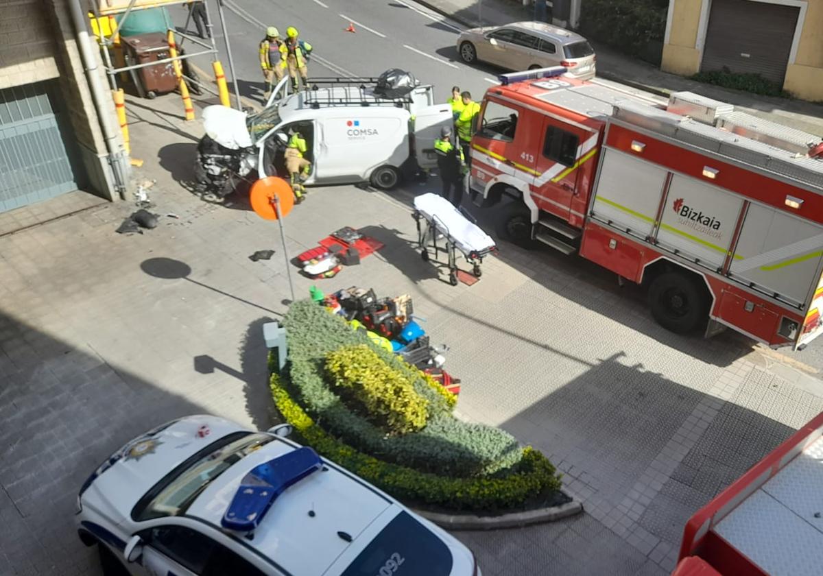 Herido el conductor de una furgoneta al chocar contra un edificio en Santurtzi