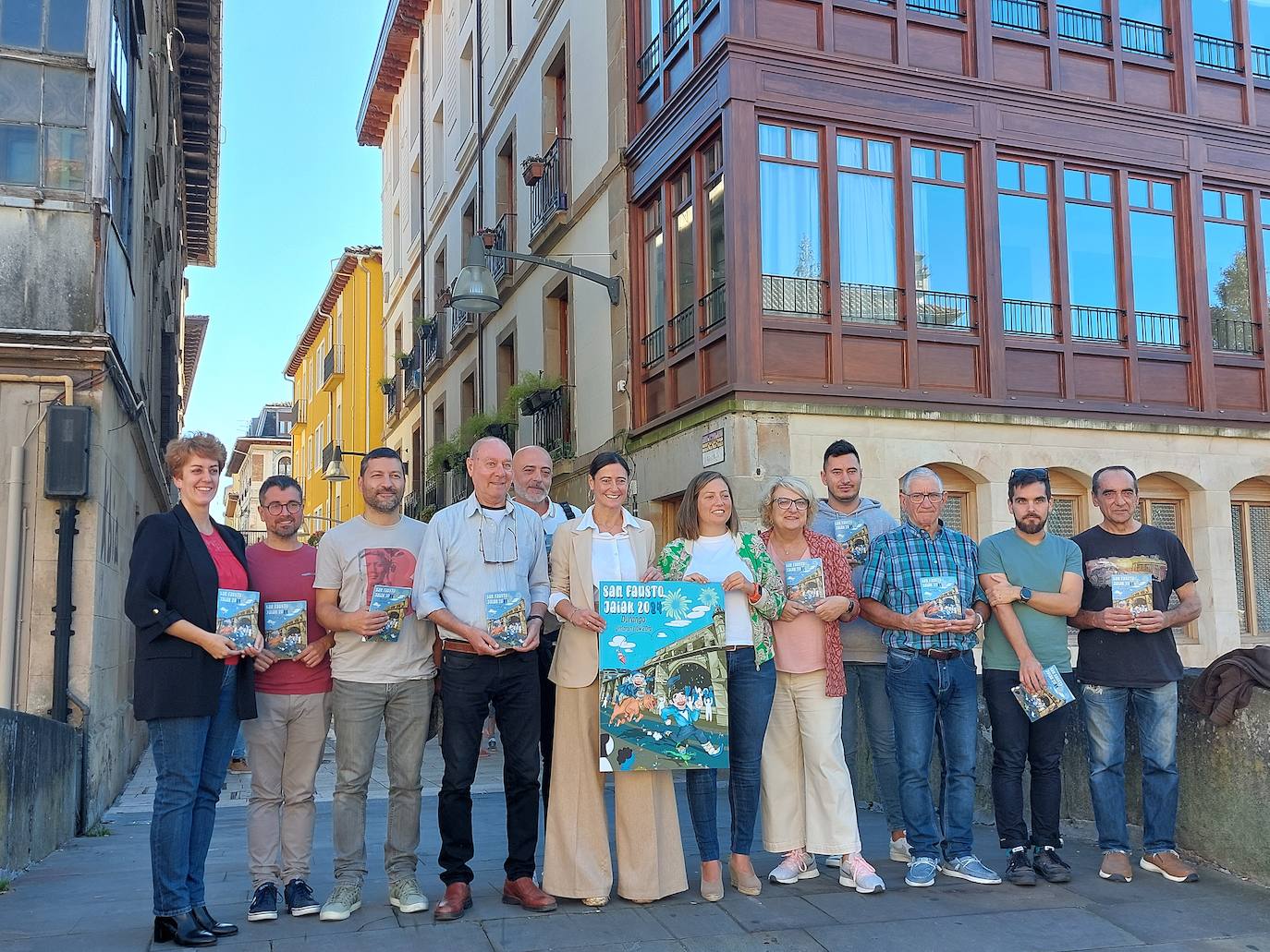 Laura Vallejo, técnica de Cultura; los ediles Asier Perugorria y Jorge Varela; Gontzal Madariaga, de la Comisión de Fiestas; el concejal Juan Antonio Bueno; la alcaldesa, Mireia Elkoroiribe; la edil Jesica Ruiz; la responsable de San Agustín, Arantza Arrazola; el concejal Iker Txertudi; Patxi Torregrosa, de la asociación Auzo Alai; Daniel del Valle (Shinova) y Rai Bikandi, de la Comisión de Fiestas.