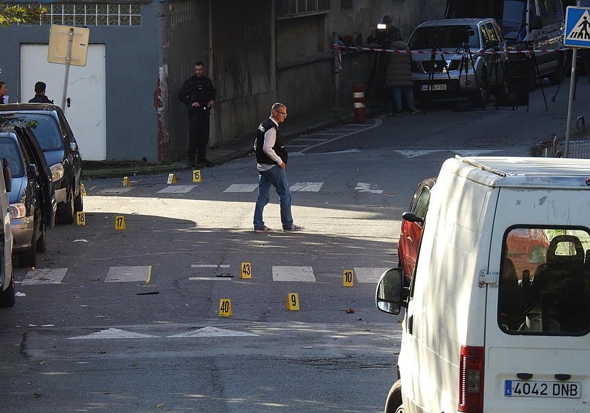 Imagen principal - Máxima tensión en Burtzeña al irrumpir los familiares del muerto en el tiroteo en la escena del crimen