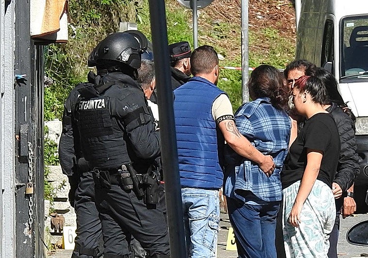 Investigadores en la escena del crimen.