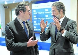 El presidente de CEOE, Antonio Garamendi, charla con el de KPMG, Juan Cano.