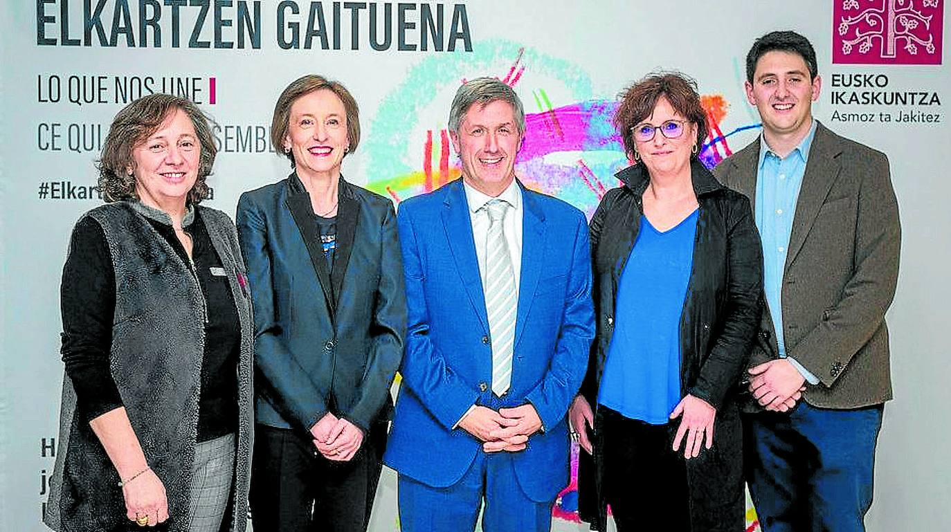 Isabel Elizalde, Ana Urkiza, Patxi Juaristi, Beatriz Akizu y Joseba Bergaretxe, en la presentación del congreso.