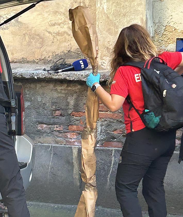 Imagen secundaria 2 - Máxima tensión en Burtzeña al irrumpir los familiares del muerto en el tiroteo en la escena del crimen