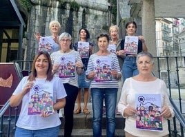 Mujeres de Ondarroa muestran el programa de Etxelila donde se reúnen semanalmente.