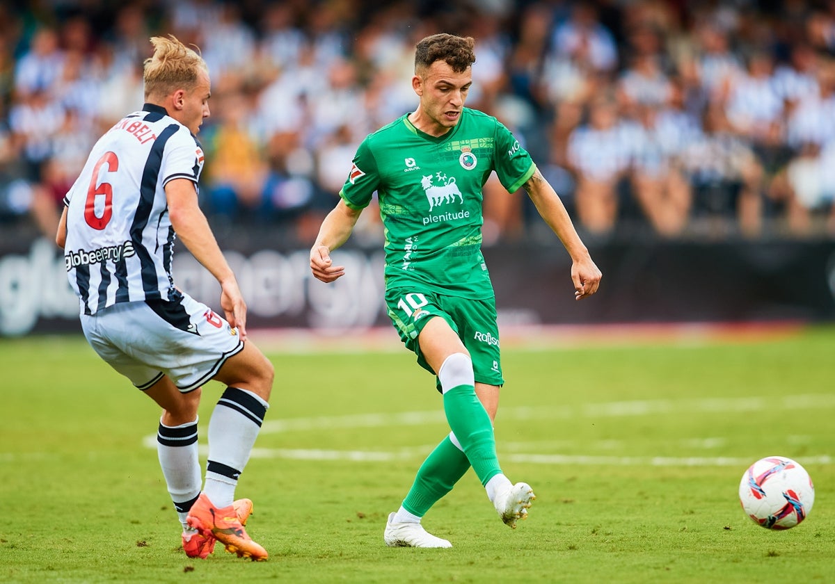 Iñigo Vicente en el partido del Racing en Castellón.