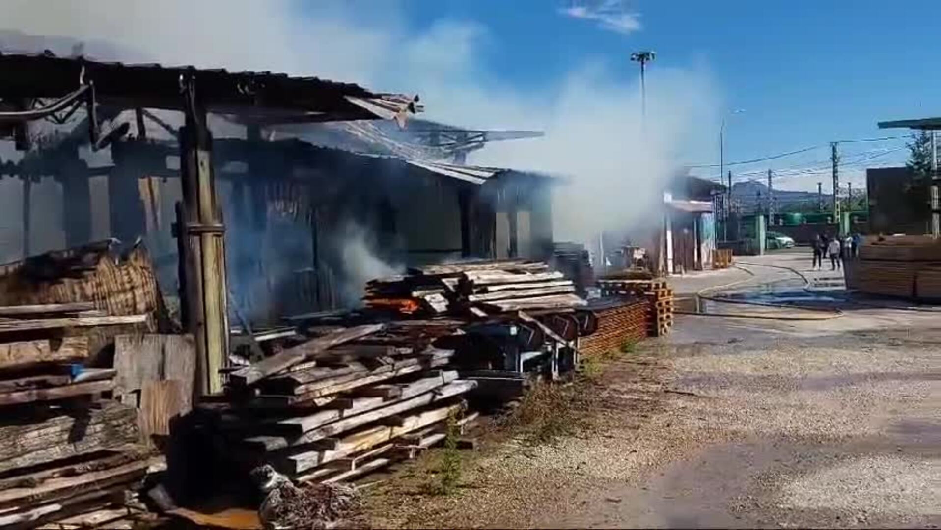 Un incendio calcina gran parte de las instalaciones de Maderas Susaeta en Miranda