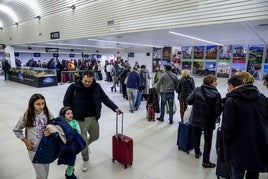 Un grupo de pasajeros hace cola para acceder a las puertas de embarque del aeropuerto