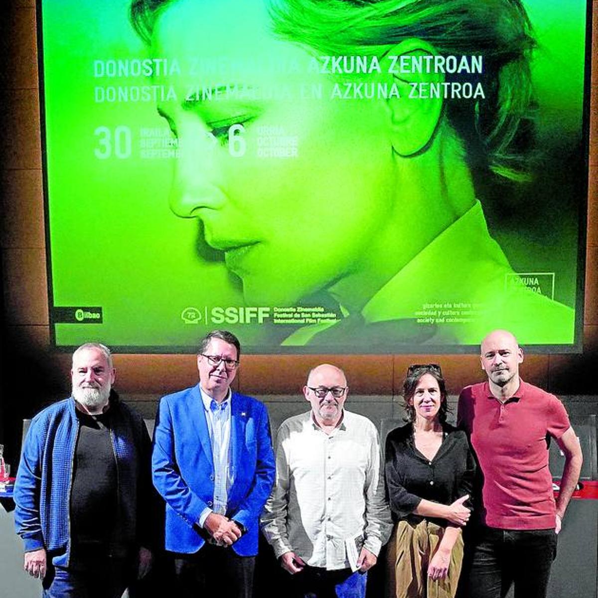 Fernando Pérez, director de AZ y el concejal Gonzalo Olabarria, junto Aranzazu Calleja y Jorge Gil, compositora de la banda sonora y guionista, respectivamente, de 'Marco'.