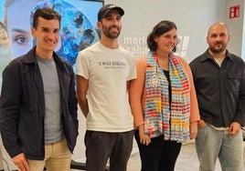 Koldo Bilbao, coordinador de Cultura, Familias y Mayores de la BBK; Pablo Astrain, Artista; Aitziber Oliban, alcaldesa de Erandio; y Alex Ygartua, mediador cultural de Kultiba, presentan el proyecto artístico en el municipio.