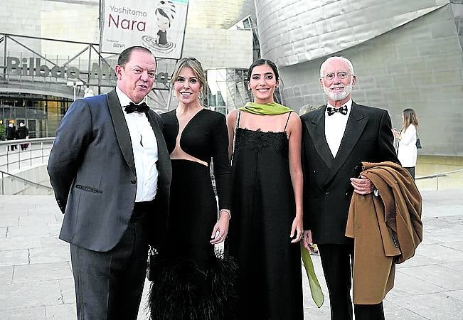 Juan Bustamante, Verónica López, Carolina y César Caicoya.