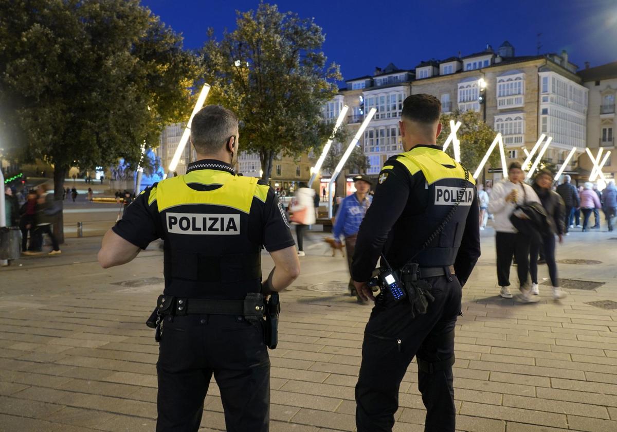 Dos agentes de la Policía Local patrullan por el centro de Vitoria.