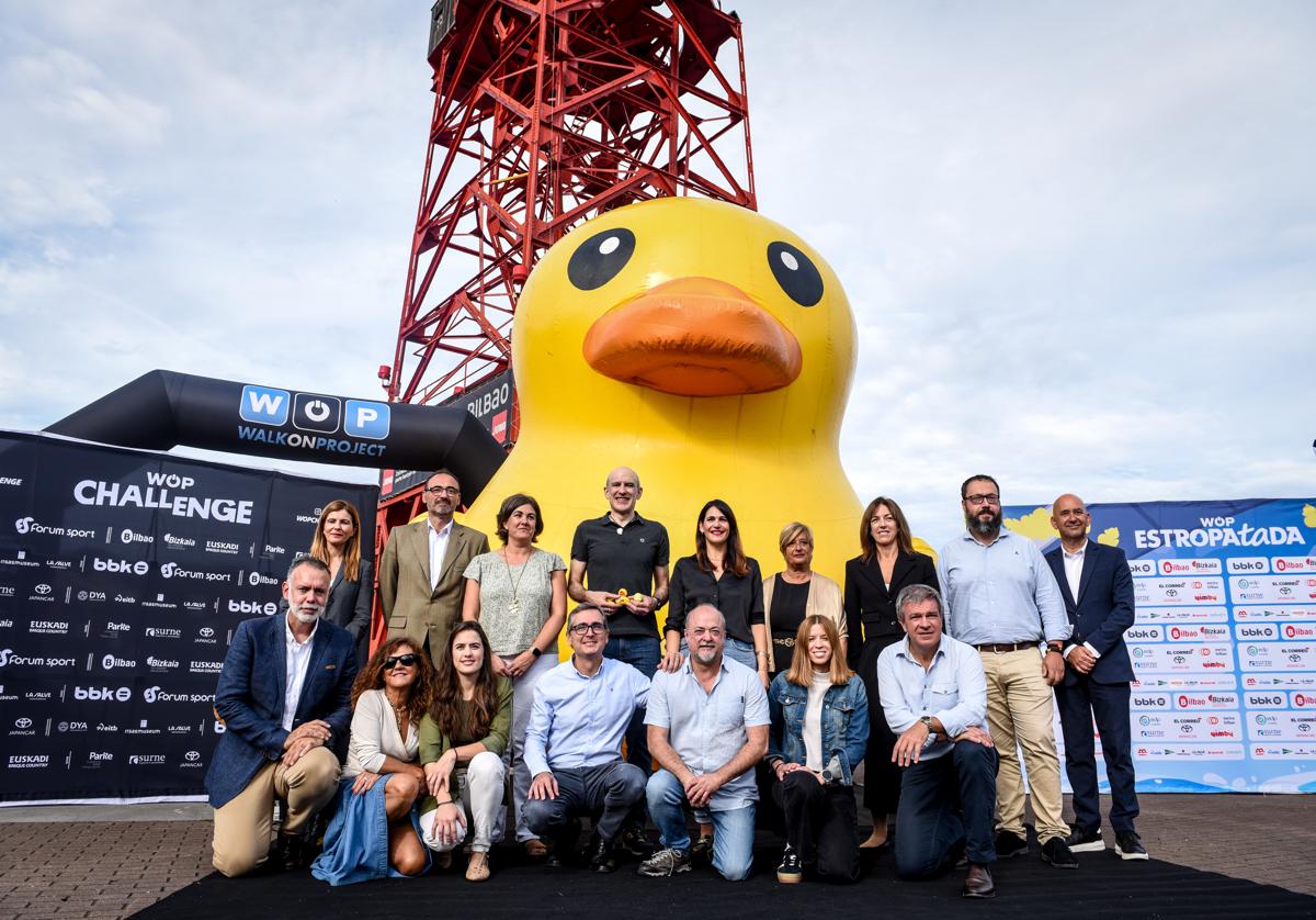 Los organizadores y colaboradores del evento durante la presentación.