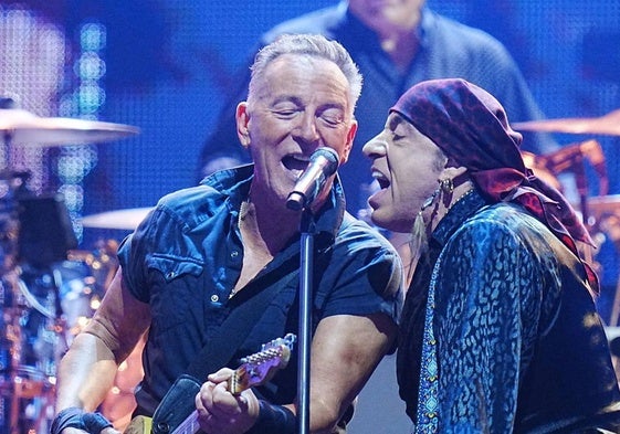 Bruce Springsteen junto al guitarrista Steven Van Zandt durante un reciente concierto en Copenhague.