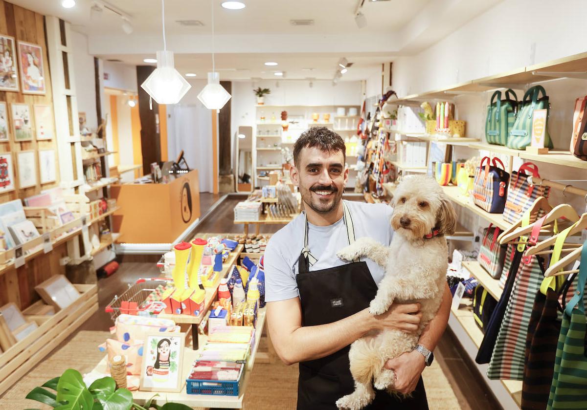 'Cabecita de ajo', la nueva tienda de Ander en Bilbao que no vende ajos, pero sí objetos de diseño insólitos.