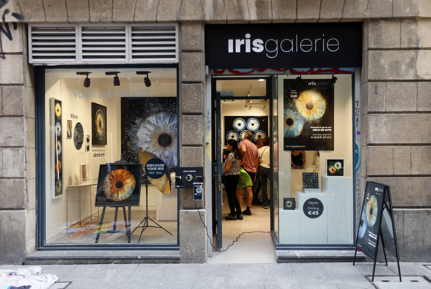 La nueva tienda de Bilbao que convierte tus ojos en un collar o un cuadro para el salón