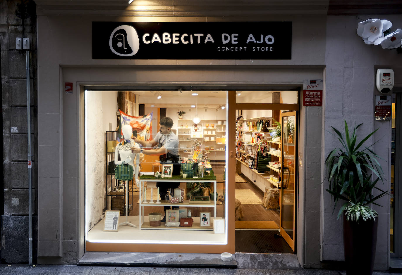 &#039;Cabecita de ajo&#039;, la nueva tienda de Ander en Bilbao que no vende ajos, pero sí objetos de diseño insólitos