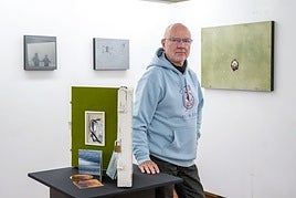 David F. Brandon junto a sus obras en la sala Espazioa.