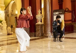 Olaia Valle interpretó en la presentación del BAD un extracto de su última pieza artística con el músico e intérprete Zuhaitz Fernández.