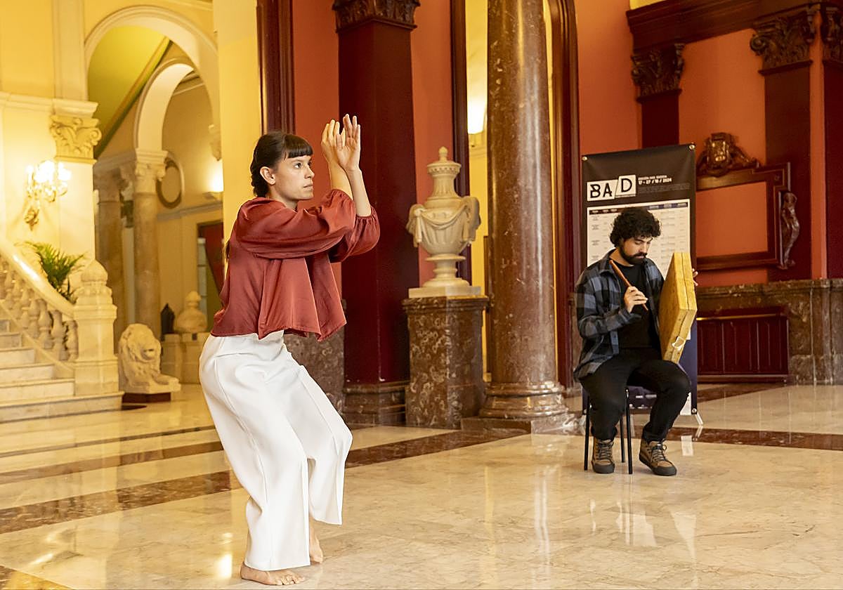 Olaia Valle interpretó en la presentación del BAD un extracto de su última pieza artística con el músico e intérprete Zuhaitz Fernández.